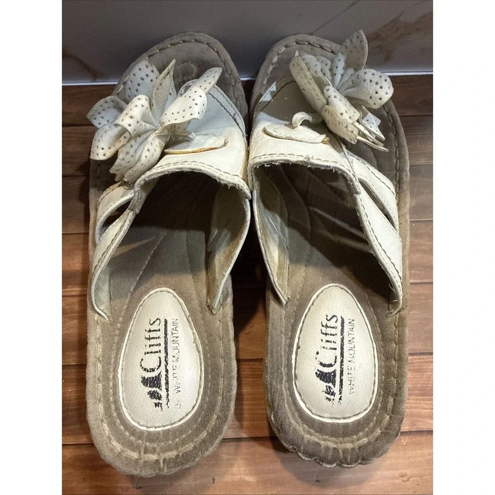Cliffs White Mountain‎ Cynthia Sandals 9W 9 wide White Flower Wedge Comfort Used
